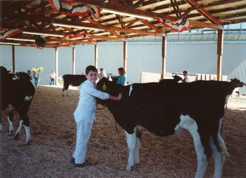 lee showing teresa at the clark county fair, 1989